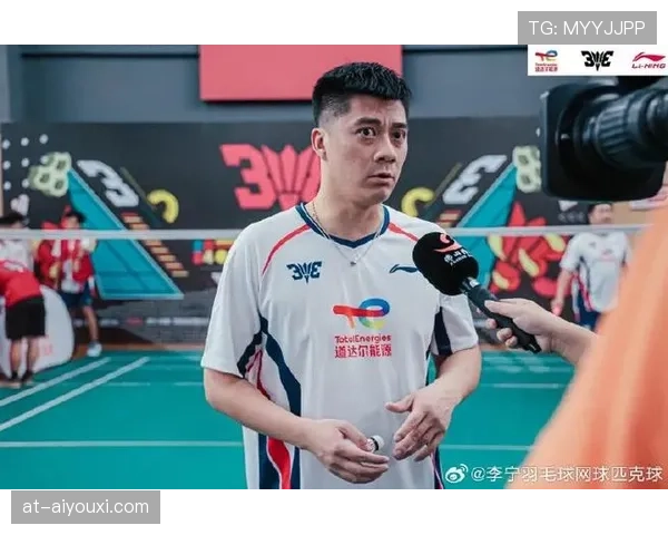 傅海峰真是累觉不爱了，打完比赛回家连沙发都懒得坐，直接瘫倒那堆名表旁边了